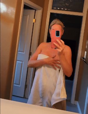 Any Volunteers To Rub Lotion On My Naked Milf Body Hd Porn Pics